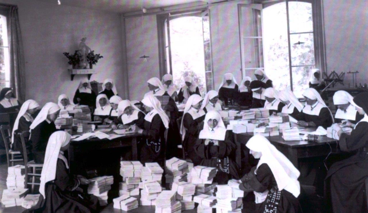08_en_1935_le_travail_ne_manque_pas_pour_emballer_les_revues_de_la_congregation