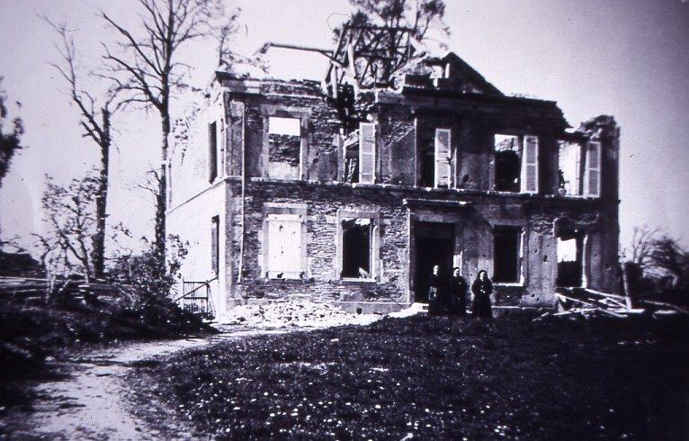 12_a_cahagnes_la_maison_des_soeurs_est_detruite_par_les_bombardements