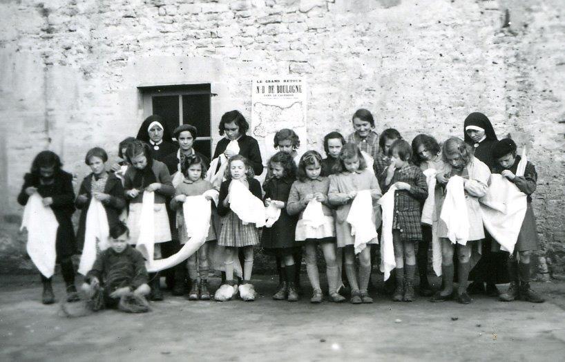 23_a_creully_la_couture_s_apprend_tres_jeune_chez_les_soeurs
